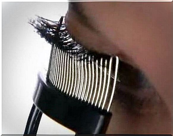 Eyelash comb