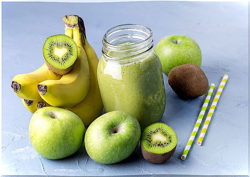 Banana, kiwi and apple smoothie.