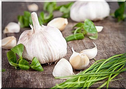 Garlic head and cloves to eliminate intestinal parasites