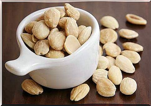 Peeled almonds