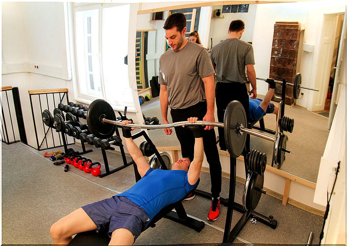 Flat bench chest.