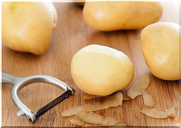 Potatoes are applied to the eyes to reduce puffiness