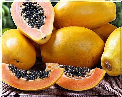 Papaya juice is a useful supplement to treat gastritis.