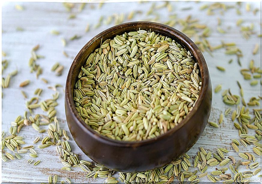 Fennel seeds in a wooden bowl