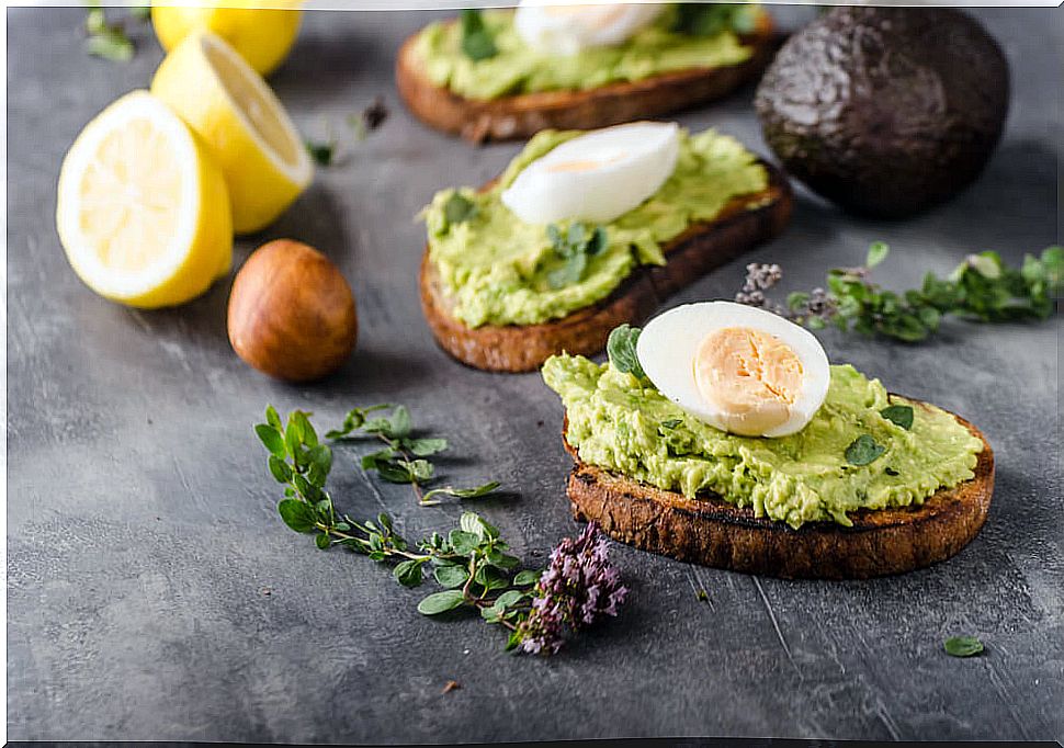 Egg and avocado pizza