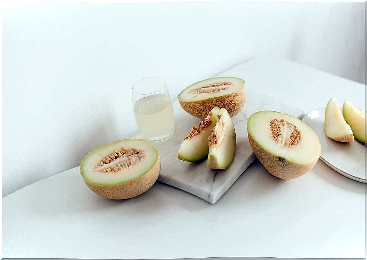 How to prepare melon water to lose weight and sleep better