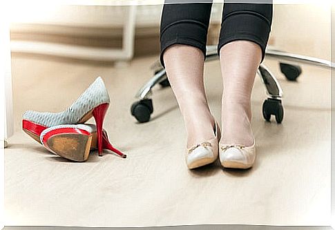 Wearing comfortable shoes can help reduce or avoid varicose vein pain