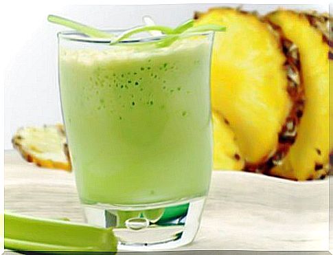 Pineapple and celery smoothie to lose weight during menopause