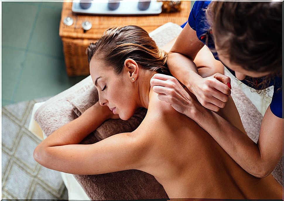 Massaging 9 points on the body will help you relieve all kinds of discomforts