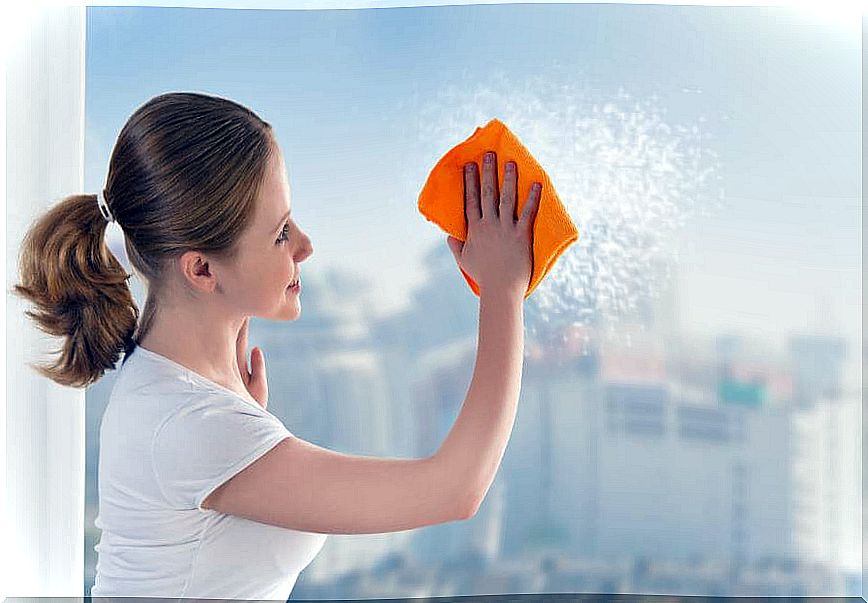 There are different ways to clean window glass.