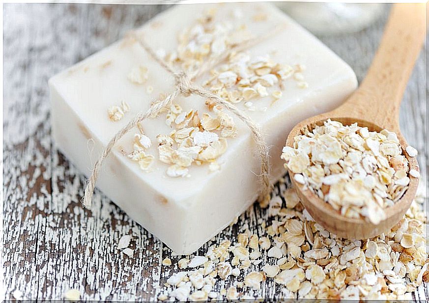 How to make a handmade oatmeal and honey soap to hydrate your skin