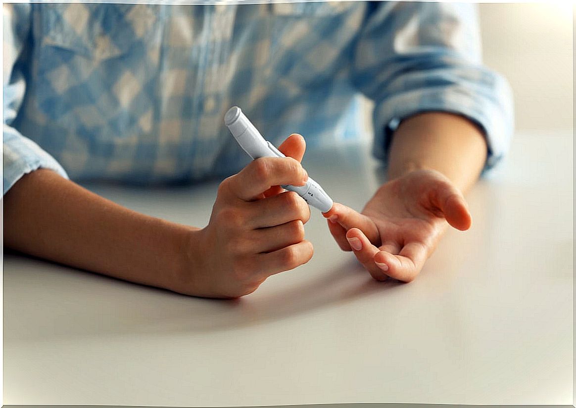 Diabetic measures his blood glucose.