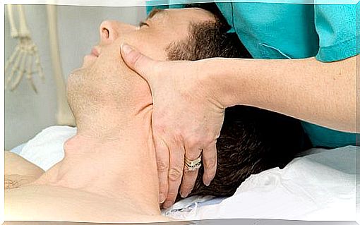 Whiplash: physiotherapist massage